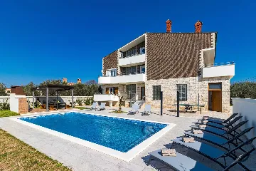 Valbandon Pula 6BR Villa with Heated Pool (12)
