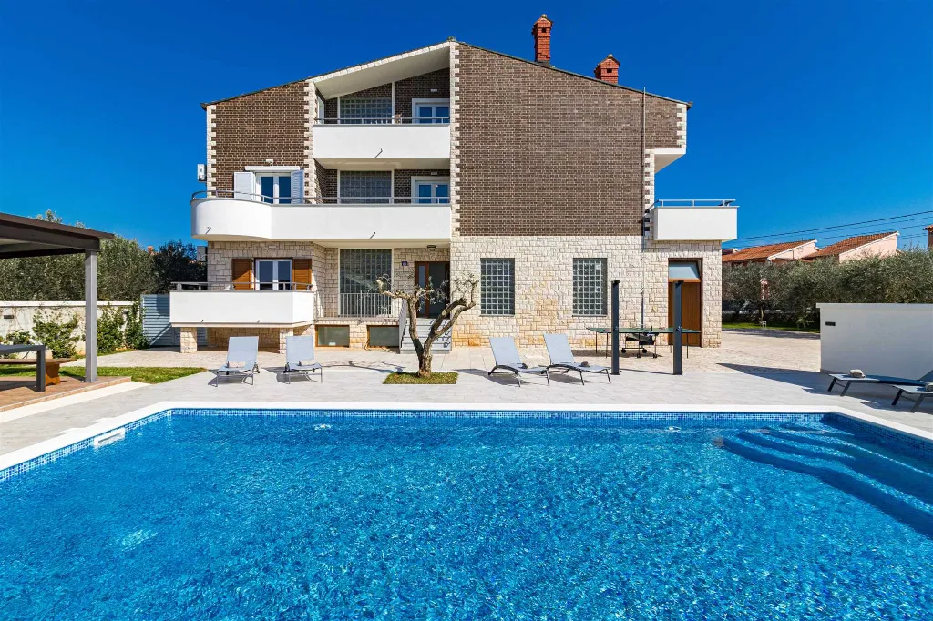 Valbandon Pula 6BR Villa with Heated Pool (12)