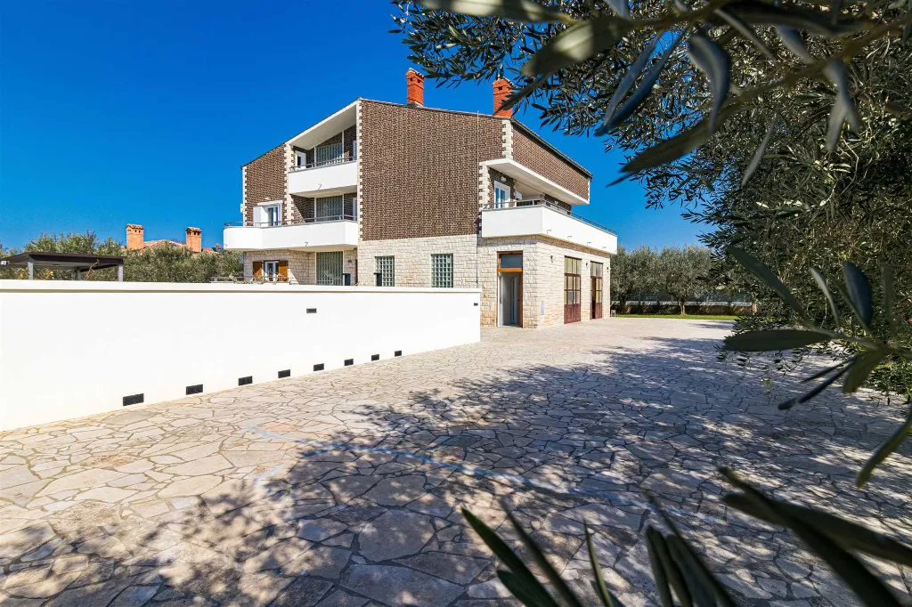 Valbandon Pula 6BR Villa with Heated Pool (12)