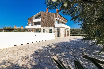 Valbandon Pula 6BR Villa with Heated Pool (12)