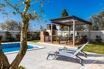 Valbandon Pula 6BR Villa with Heated Pool (12)