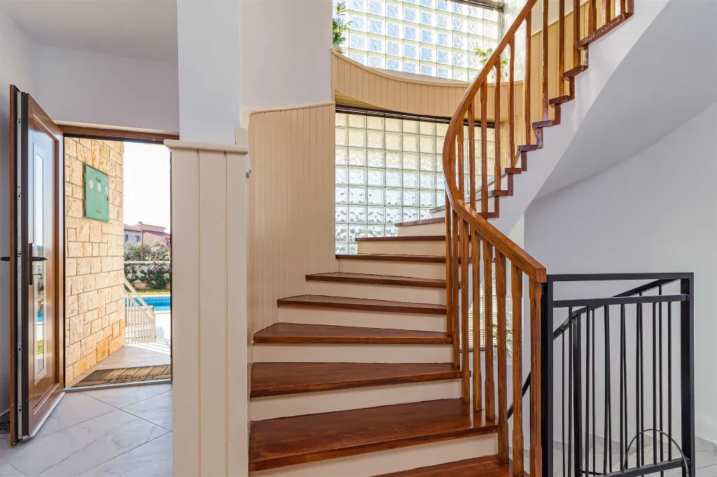 Valbandon Pula 6BR Villa with Heated Pool (12)