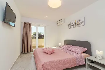 Valbandon Pula 6BR Villa with Heated Pool (12)