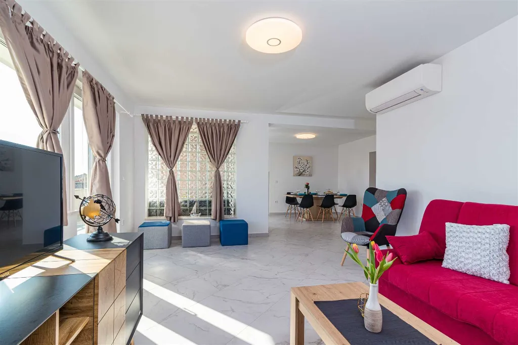 Valbandon Pula 6BR Villa with Heated Pool (12)