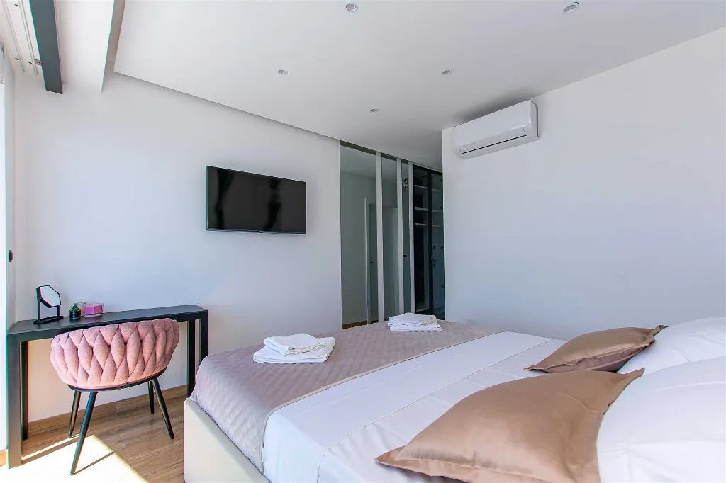 Jesenice Villa for 20 Guests with Sea View