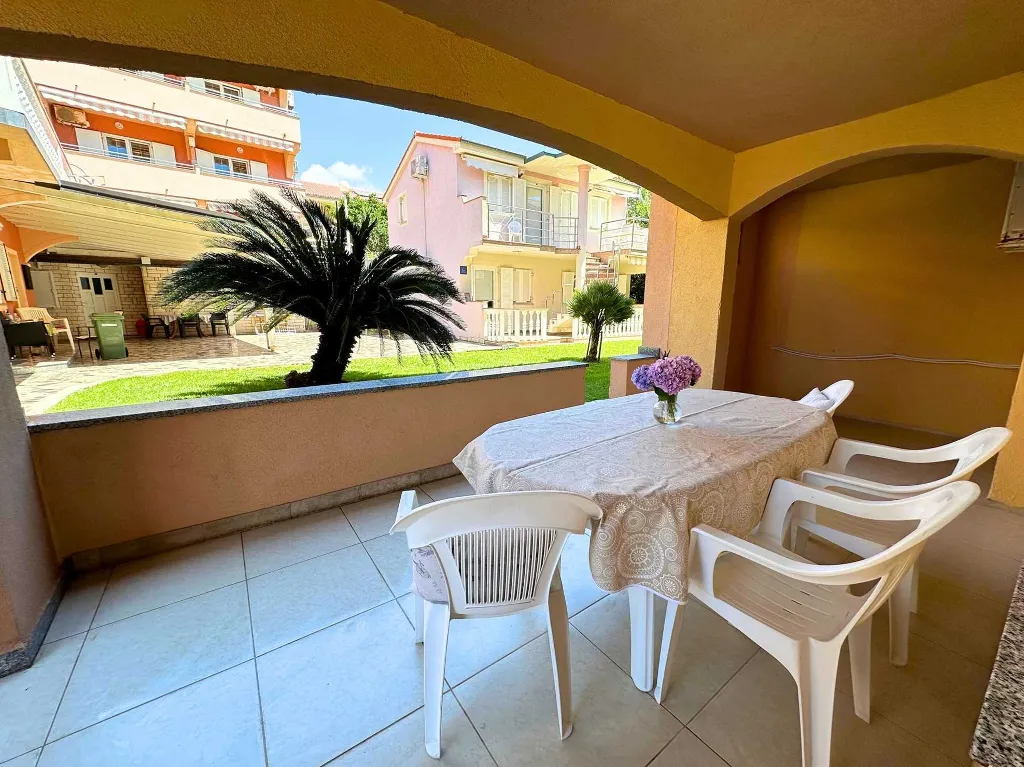 Ground-Floor Two-Bedroom Apartment in Novalja