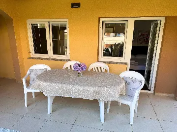 Ground-Floor Two-Bedroom Apartment in Novalja