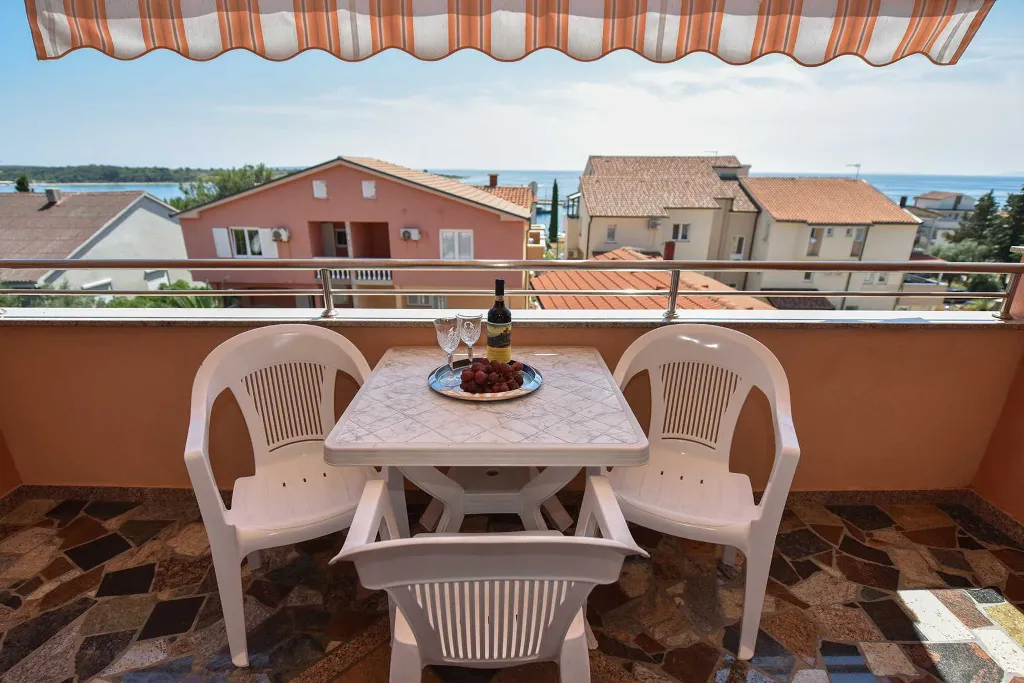 Studio Apartment in Novalja with Terrace and Garden View
