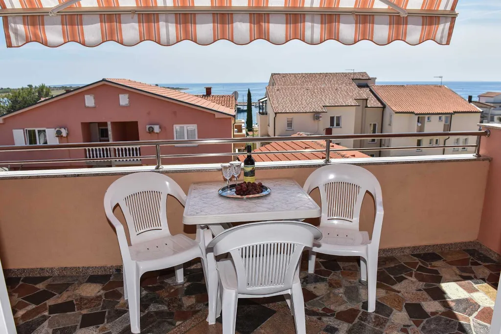 Studio Apartment in Novalja with Terrace and Garden View