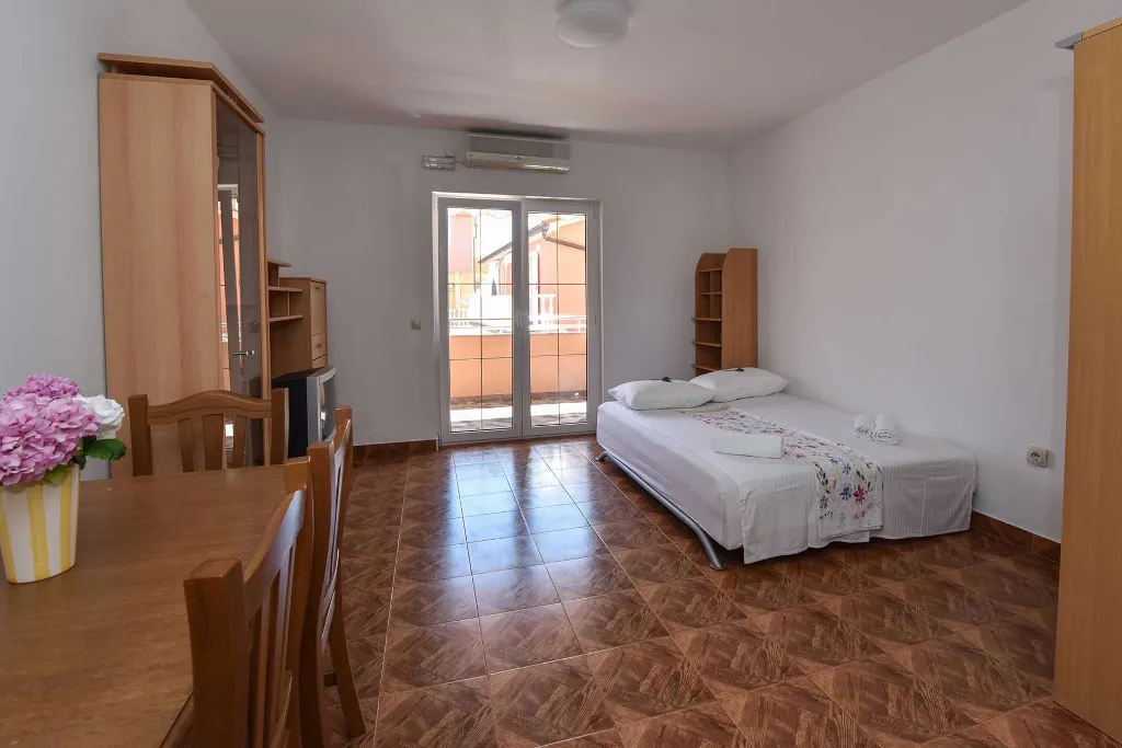 First-Floor Studio Apartment in Novalja for 3 Guests