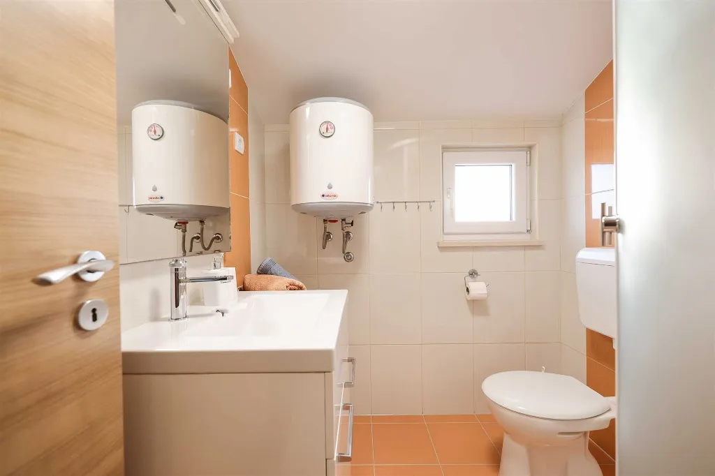 1-Bedroom Seafront Apartment in Sukošan (Sleeps 3)