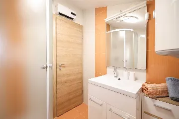 1-Bedroom Seafront Apartment in Sukošan (Sleeps 3)