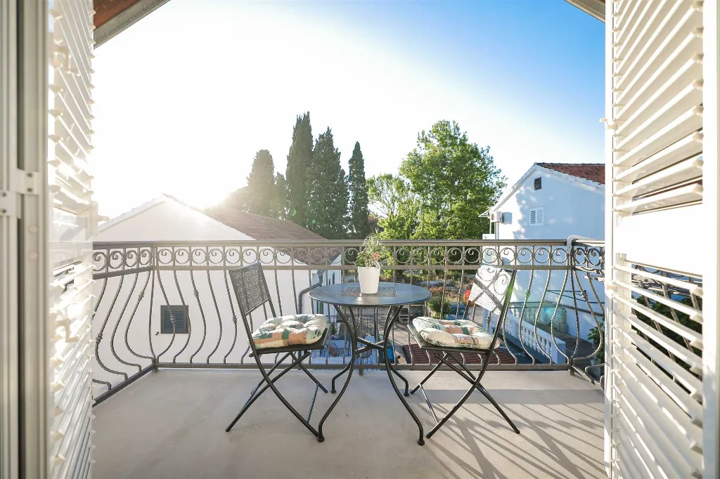 Air-Conditioned Apartment with Sea-View Balcony in Sukošan