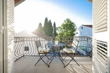 Air-Conditioned Apartment with Sea-View Balcony in Sukošan