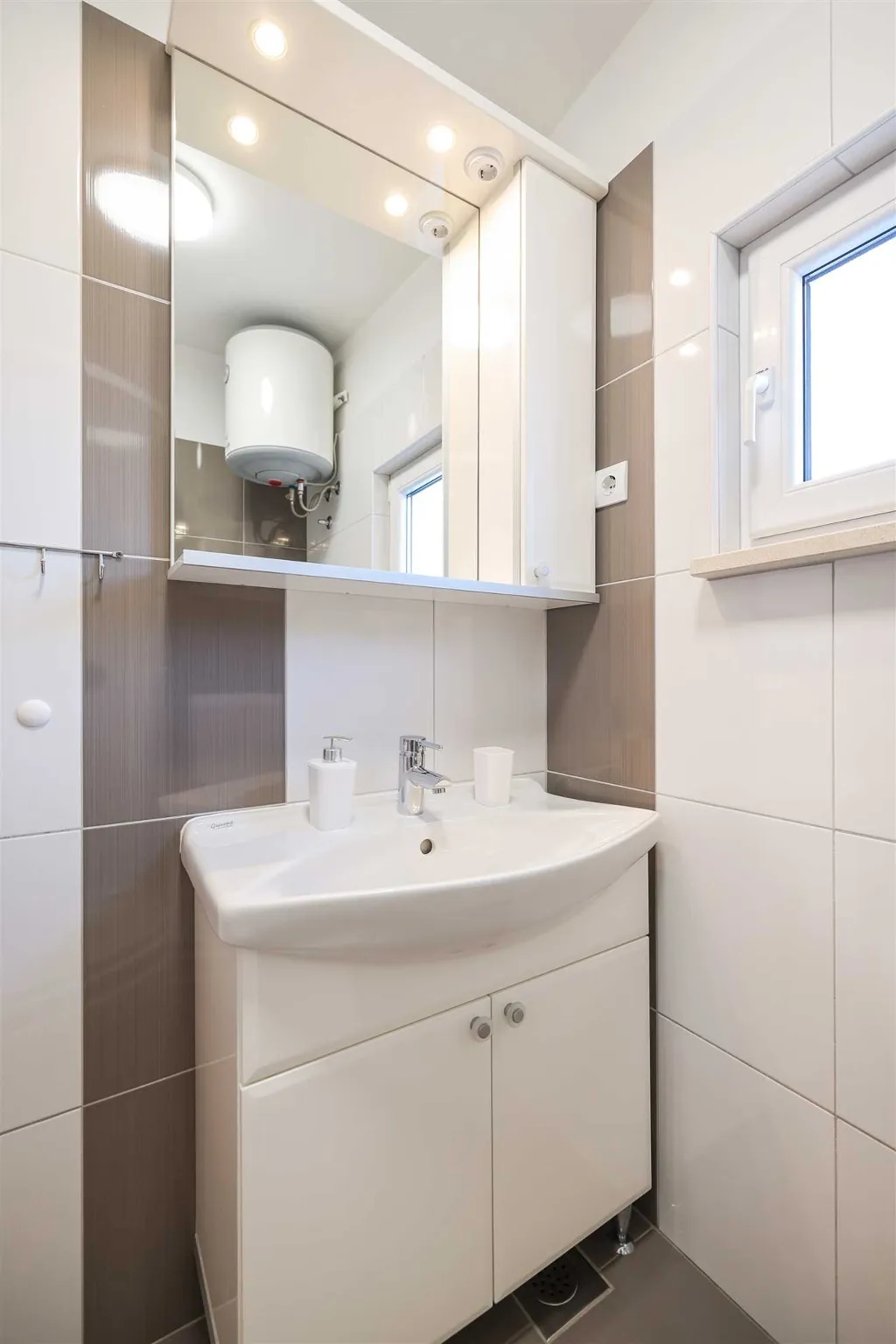 Air-Conditioned Apartment with Sea-View Balcony in Sukošan