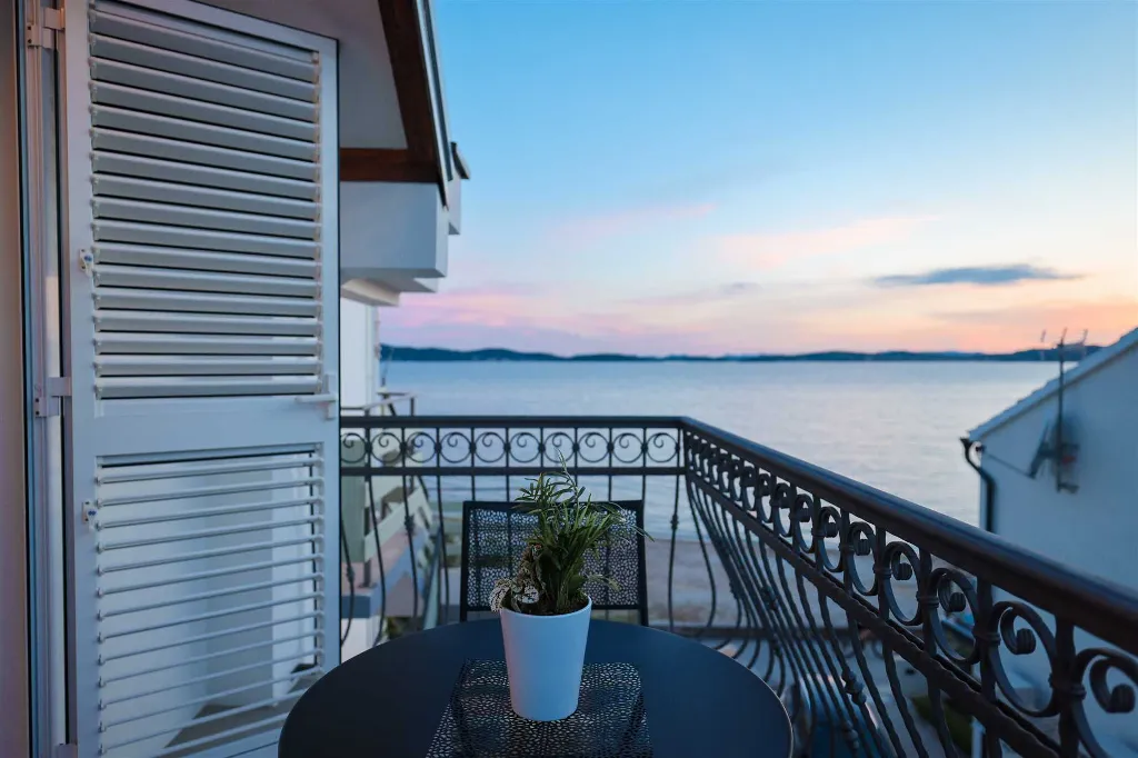 Air-Conditioned Apartment with Sea-View Balcony in Sukošan