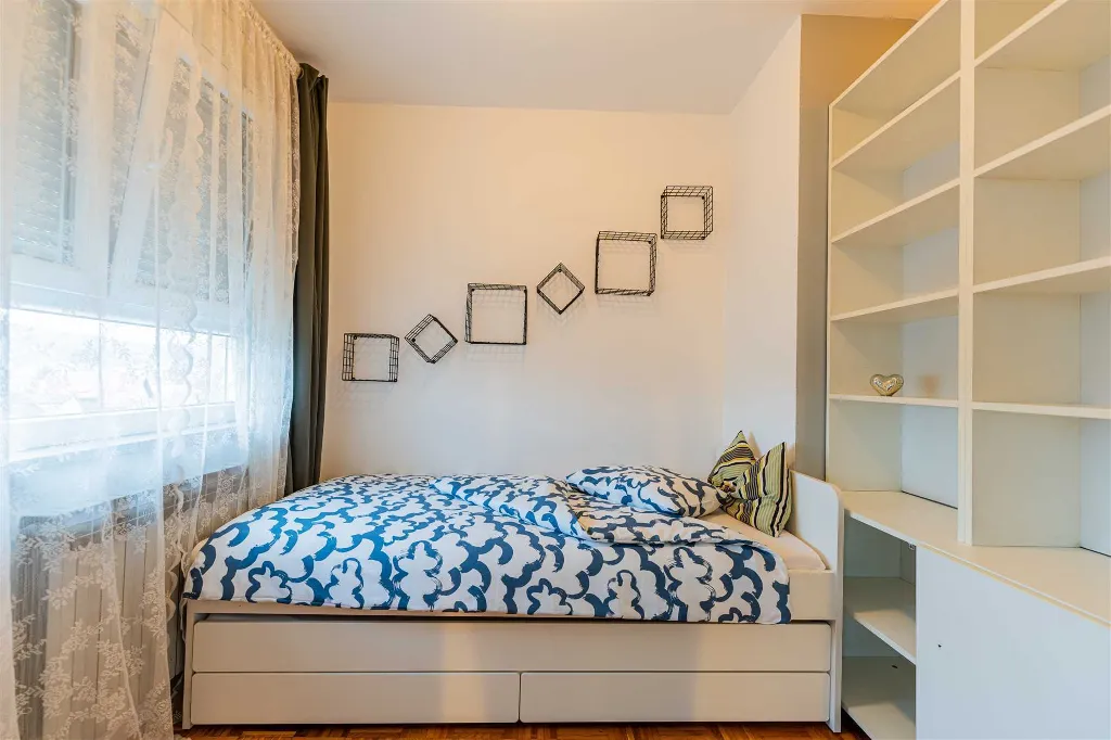 Zagreb 2-Bedroom Apartment with Loggia & Garage Parking