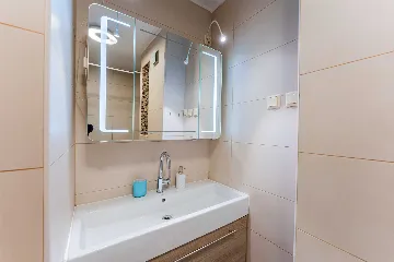 Zagreb 2-Bedroom Apartment with Loggia & Garage Parking