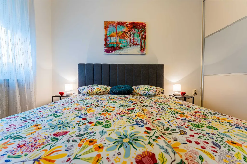 Zagreb 2-Bedroom Apartment with Loggia & Garage Parking