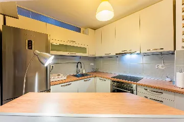 Zagreb 2-Bedroom Apartment with Loggia & Garage Parking