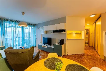 Zagreb 2-Bedroom Apartment with Loggia & Garage Parking