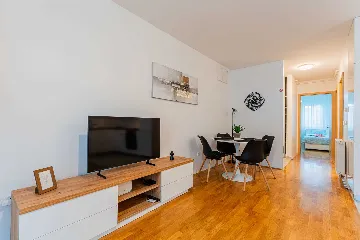 Zagreb Apartment with 2 Bedrooms and Parking