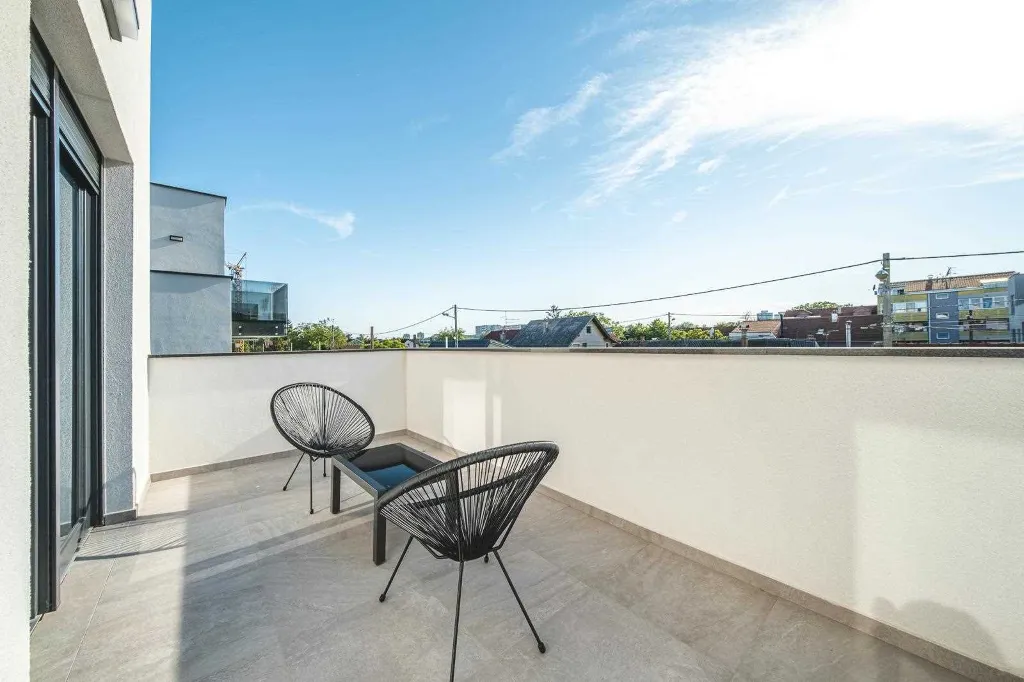 Zagreb 3-Bedroom Apartment for 6 with Balcony