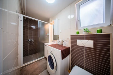 Spacious Zagreb 2-Bedroom Apartment for 5