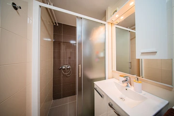 Spacious Zagreb 2-Bedroom Apartment for 5