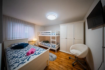 Spacious Zagreb 2-Bedroom Apartment for 5