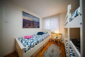 Spacious Zagreb 2-Bedroom Apartment for 5