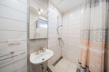 Zagreb 1-Bedroom Apartment with Quiet Loggia