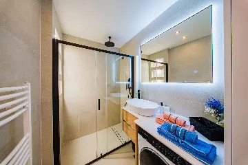 Zagreb 1-Bedroom Apartment with Loggia