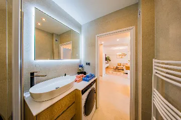 Zagreb 1-Bedroom Apartment with Loggia