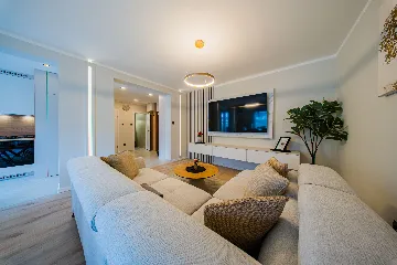 Zagreb 1-Bedroom Apartment with Loggia