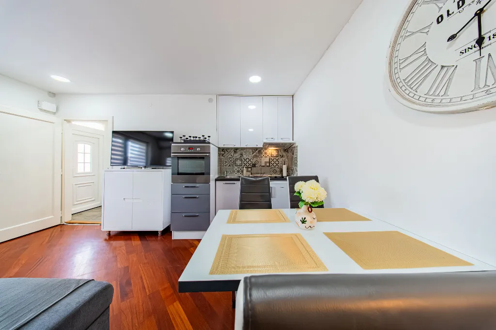 Zagreb 1-Bedroom Apartment with Small Terrace