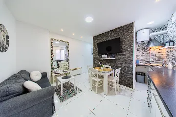 Zagreb 2-Bedroom Apartment with Terrace (Sleeps 4)