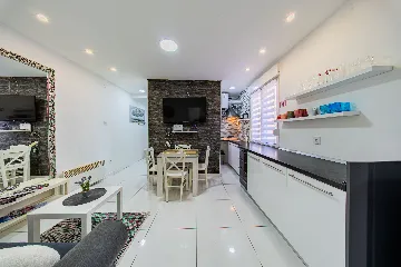 Zagreb 2-Bedroom Apartment with Terrace (Sleeps 4)