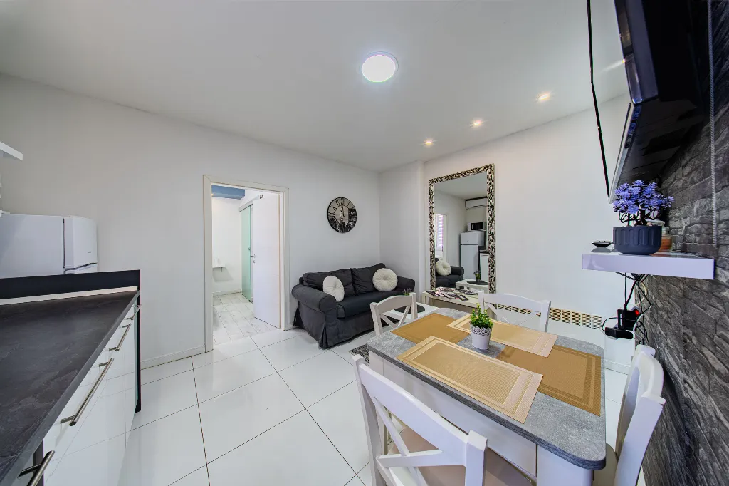 Zagreb 2-Bedroom Apartment with Terrace (Sleeps 4)
