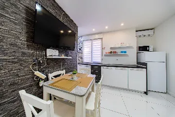 Zagreb 2-Bedroom Apartment with Terrace (Sleeps 4)