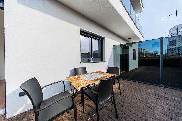 Zagreb 2-Bedroom Apartment with Balcony