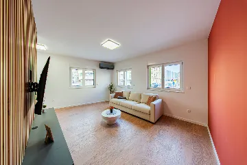 Zagreb 2-Bedroom Apartment with Balcony