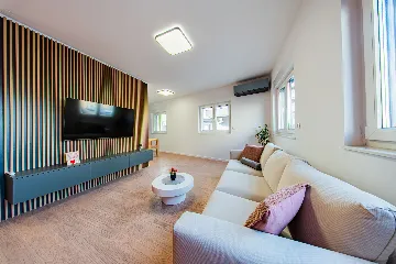 Zagreb 2-Bedroom Apartment with Balcony