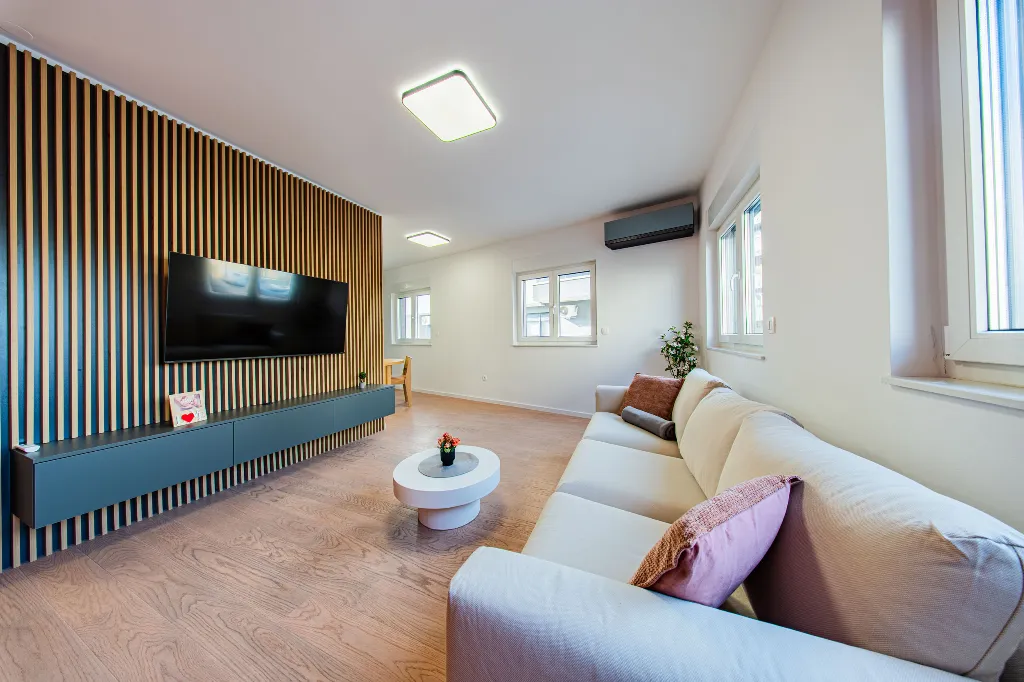 Zagreb 2-Bedroom Apartment with Balcony