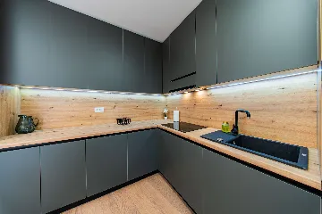 Zagreb 2-Bedroom Apartment with Balcony