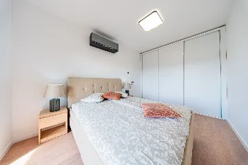 Zagreb 2-Bedroom Apartment with Balcony & Garage