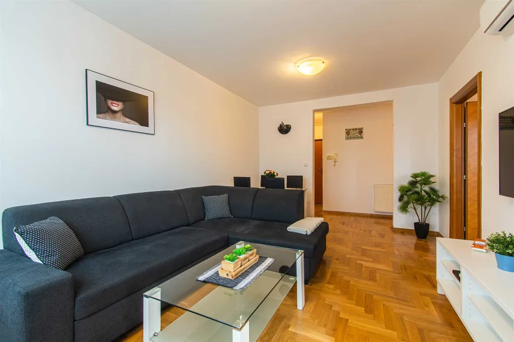 Zagreb Apartment with Loggia and Secured Parking