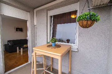 Zagreb Apartment with Loggia and Secured Parking