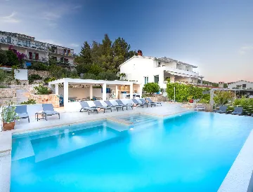 1-Bedroom Apartment for 2 Guests in Jelsa