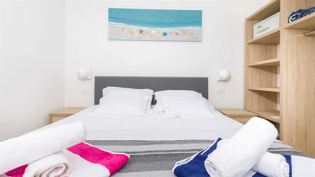 Apartment for 2 Guests in Jelsa